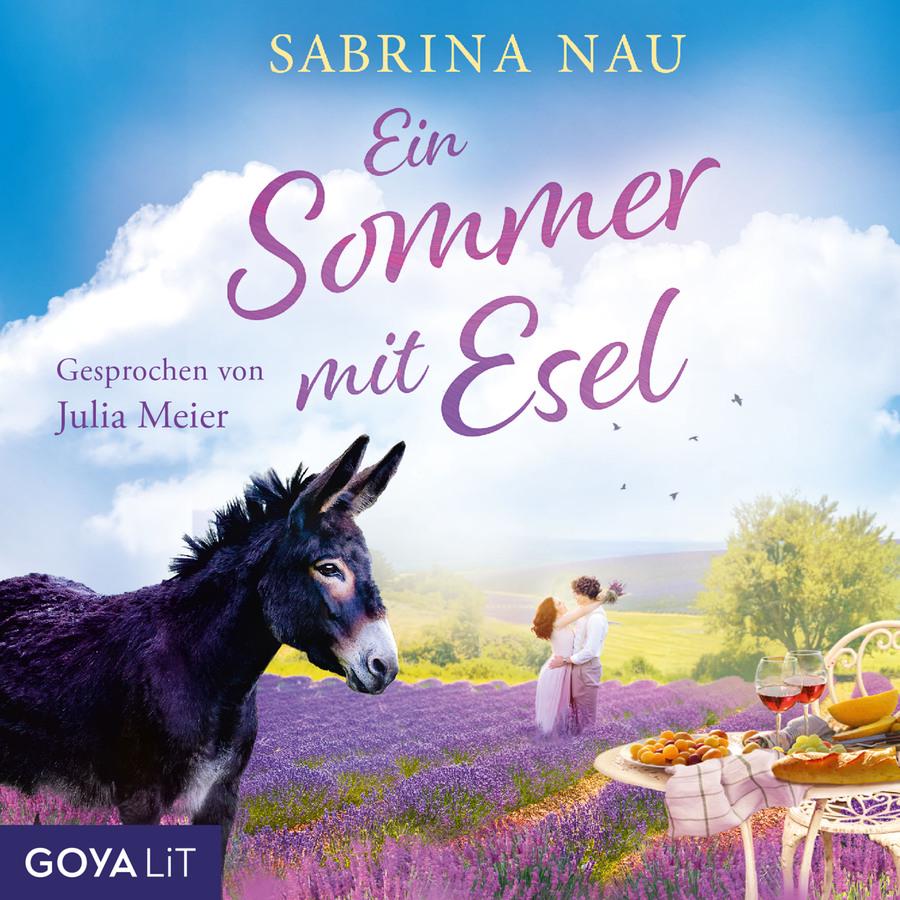„Ein Sommer mit Esel“ von Sabrina Nau: Cover mit einer sommerlichen Landschaft unter blauem Himmel mit großen weißen Wolken. Im Vordergrund steht links ein dunkelgrauer Esel und blickt nach rechts. Dahinter erstreckt sich ein blühendes Lavendelfeld. In der Bildmitte steht in der Ferne ein Paar, das sich umarmt. Rechts im Vordergrund steht ein kleiner Gartentisch mit einem Tablett, auf dem zwei Gläser Roséwein, Trauben, Käse, Brot und weitere Speisen angerichtet sind. Im Hintergrund sind sanfte Hügel, Bäume und mehrere fliegende Vögel zu sehen. Oben stehen der Name „Sabrina Nau“ sowie der Titel „Ein Sommer mit Esel“. Links steht „Gesprochen von Julia Meier“. Unten links befindet sich das Logo „GOYALiT“.