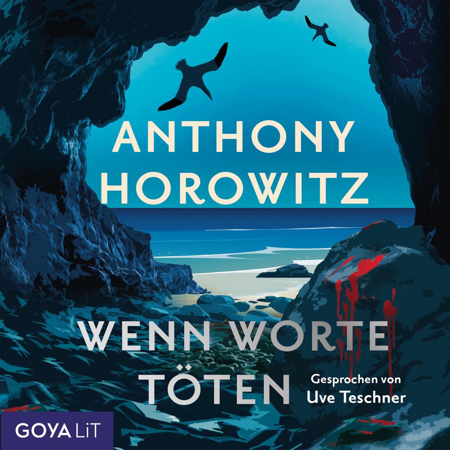 „Wenn Worte töten“ von Anthony Horowitz: Cover mit einer Küstenlandschaft, die aus dem Inneren einer Höhle betrachtet wird. Die dunklen Felswände der Höhle rahmen den Blick auf einen hellen Strand und das blaue Meer im Hintergrund ein. Über dem Ausgang der Höhle fliegen zwei Seevögel vor einem hellen Himmel. Im Vordergrund liegen Felsen und Geröll. Rechts befindet sich ein großer Felsblock, über den rote Farbspritzer oder blutähnliche Spuren verlaufen. Weitere rote Flecken sind am unteren Bildrand zu sehen. In der Bildmitte stehen der Name „Anthony Horowitz“ sowie der Titel „Wenn Worte töten“. Rechts unten steht „Gesprochen von Uve Teschner“. Unten links befindet sich das Logo „GOYALiT“.