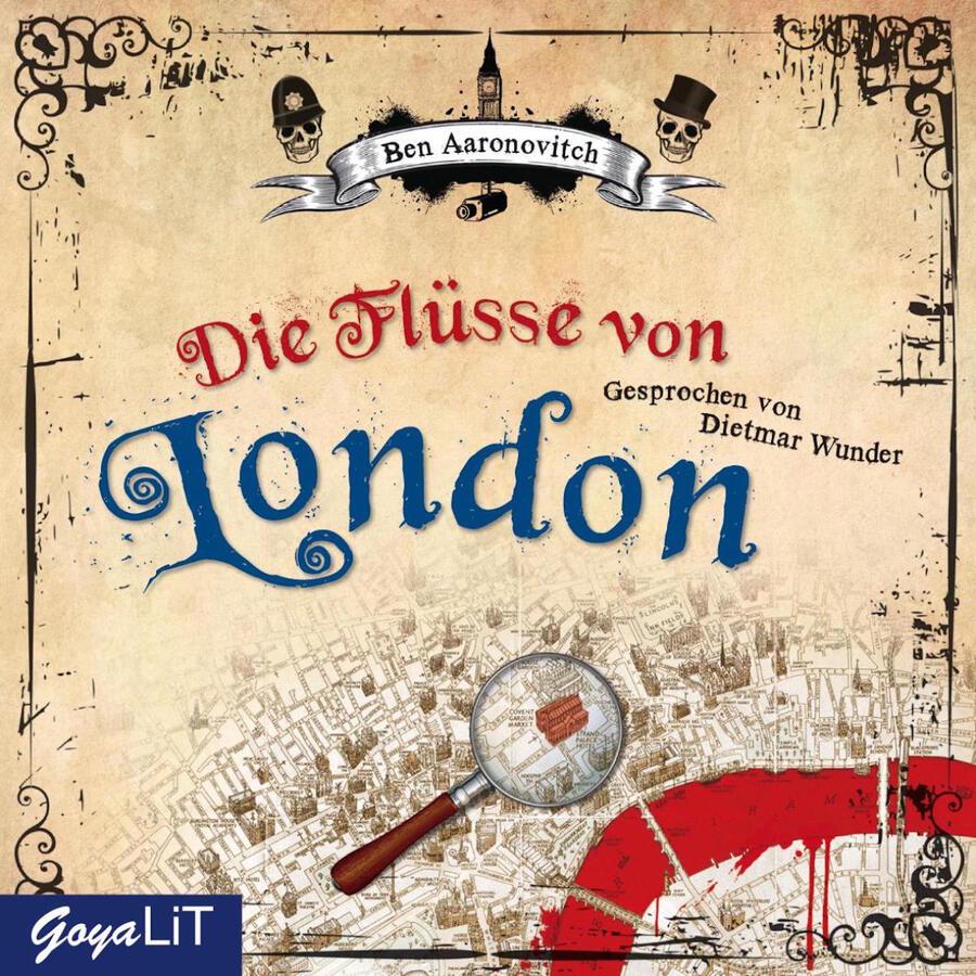 „Die Flüsse von London“ von Ben Aaronovitch: Cover im Stil einer alten Landkarte mit beigefarbenem Hintergrund. In der Mitte steht der Titel „Die Flüsse von London“, wobei „Die Flüsse von“ in roter und „London“ in großer blauer Schrift geschrieben ist. Darunter erstreckt sich ein detaillierter Stadtplan von London. Über dem Plan liegt eine Lupe mit Holzgriff, die einen vergrößerten Ausschnitt der Karte zeigt. Im unteren rechten Bereich ist die Themse als breiter roter Fluss dargestellt, von dem blutähnliche Flecken ausgehen. Oben befindet sich ein Banner mit dem Namen „Ben Aaronovitch“, flankiert von zwei Totenköpfen – einer mit Polizeihelm, einer mit Zylinder. Zwischen ihnen sind die Silhouette des Big Ben und eine Überwachungskamera zu sehen. Rechts neben dem Titel steht „Gesprochen von Dietmar Wunder“. Der Rand des Covers ist mit schwarzen ornamentalen Verzierungen eingefasst. Unten links befindet sich das Logo „GoyaLiT“.