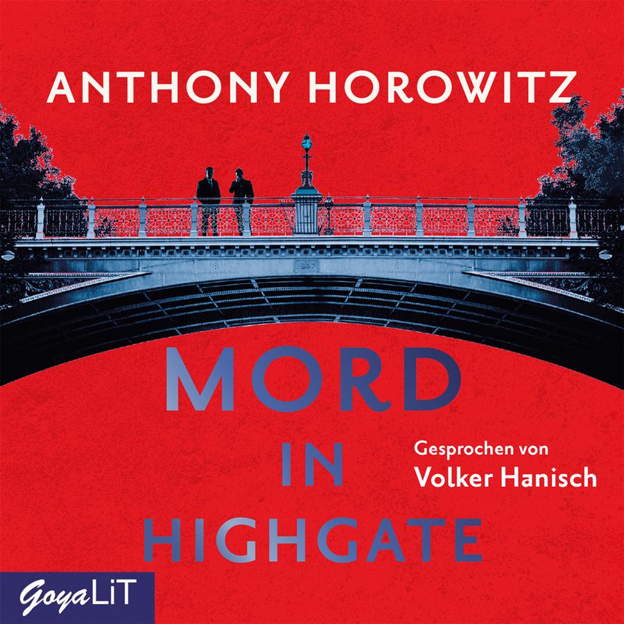 „Mord in Highgate“ von Anthony Horowitz: Cover mit einer grafisch reduzierten Darstellung in kräftigen Rot-, Blau- und Schwarztönen. Im oberen Bildbereich spannt sich eine Brücke quer über das Cover. Auf der Brücke stehen zwei dunkel dargestellte Personen nebeneinander. Die Brücke besitzt ein dekoratives Geländer und einen Laternenmast in der Mitte. Links und rechts ragen dunkle Baumkronen ins Bild. Der Hintergrund ist vollständig in kräftigem Rot gehalten. Oben steht der Name „Anthony Horowitz“. In der unteren Bildhälfte steht der Titel „Mord in Highgate“ in großen blaugrauen Buchstaben. Rechts daneben steht „Gesprochen von Volker Hanisch“. Unten links befindet sich das Logo „GoyaLiT“.