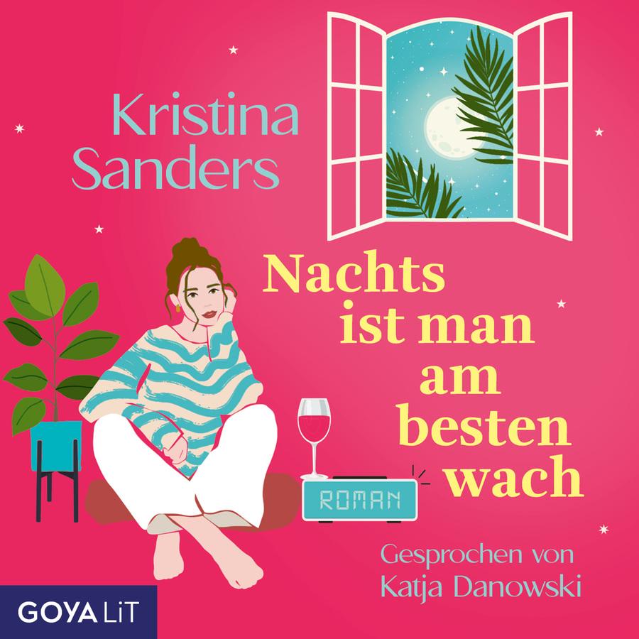 „Nachts ist man am besten wach“ von Kristina Sanders: Cover mit pinkfarbenem Hintergrund und einer stilisierten Illustration. Links sitzt eine junge Frau mit hochgesteckten braunen Haaren auf einem Kissen am Boden. Sie trägt einen blau-weiß gestreiften Pullover und eine weiße Hose und stützt den Kopf auf eine Hand. Neben ihr stehen ein Weinglas, ein digitaler Wecker mit der Aufschrift „ROMAN“ sowie eine Zimmerpflanze in einem blauen Topf. Oben rechts ist ein geöffnetes Fenster zu sehen, durch das ein Sternenhimmel mit Vollmond und Palmenblättern sichtbar ist. Über den Hintergrund verteilt sind kleine Sterne. Oben steht der Name „Kristina Sanders“. Rechts befindet sich der Titel „Nachts ist man am besten wach“. Unten rechts steht „Gesprochen von Katja Danowski“. Unten links befindet sich das Logo „GOYALiT“.