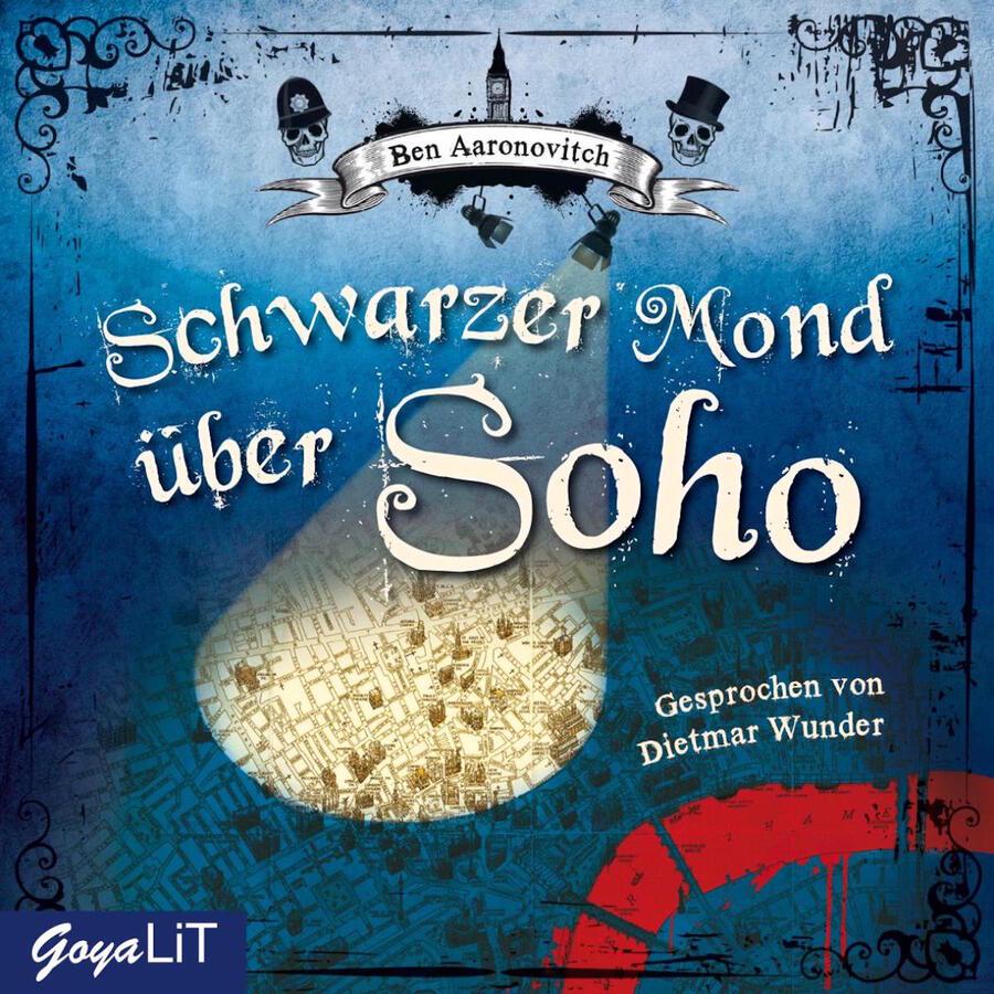 „Schwarzer Mond über Soho“ von Ben Aaronovitch: Cover im Stil einer alten Landkarte mit blauem Hintergrund. In der Mitte steht der Titel „Schwarzer Mond über Soho“ in großen weißen Buchstaben. Im Hintergrund ist ein Stadtplan zu erkennen, der teilweise von einem hellen Lichtkegel überstrahlt wird. Der Lichtkegel fällt von zwei Bühnenscheinwerfern herab, die unter einem Banner mit dem Namen „Ben Aaronovitch“ hängen. Das Banner wird von zwei Totenköpfen flankiert, einer mit Polizeihelm, der andere mit Zylinder. Über dem Banner ist die Silhouette des Big Ben zu sehen. Im unteren rechten Bereich ist ein Abschnitt der Themse rot dargestellt, von dem blutähnliche Flecken ausgehen. Rechts steht „Gesprochen von Dietmar Wunder“. Der Rand des Covers ist mit schwarzen ornamentalen Verzierungen eingefasst. Unten links befindet sich das Logo „GoyaLiT“.