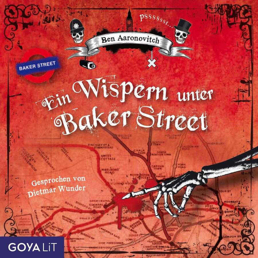 „Ein Wispern unter Baker Street“ von Ben Aaronovitch: Cover im Stil einer alten London-Karte mit rot-orangefarbenem Hintergrund. In der Mitte steht der Titel „Ein Wispern unter Baker Street“ in großen weißen Buchstaben. Im Hintergrund ist ein Ausschnitt des Londoner U-Bahn-Netzes und eines Stadtplans zu sehen. Links oben befindet sich das runde Logo der Station „Baker Street“. Am oberen Rand hängt ein Banner mit dem Namen „Ben Aaronovitch“, flankiert von zwei Totenköpfen – einer mit Polizeihelm, einer mit Zylinder. Darüber ist die Silhouette des Big Ben zu sehen. Unter dem Banner hängen eine Überwachungskamera und ein rotes Andreaskreuz. Rechts oben steht handschriftlich „pssssst...“. Im unteren Bildbereich sind blutähnliche Flecken auf dem Stadtplan zu sehen. Von rechts ragt eine skelettartige Hand mit langem Ärmel in das Bild hinein und zeigt nach links. Links unten steht „Gesprochen von Dietmar Wunder“. Der Rand des Covers ist mit schwarzen ornamentalen Verzierungen eingefasst. Unten links befindet sich das Logo „GoyaLiT“.