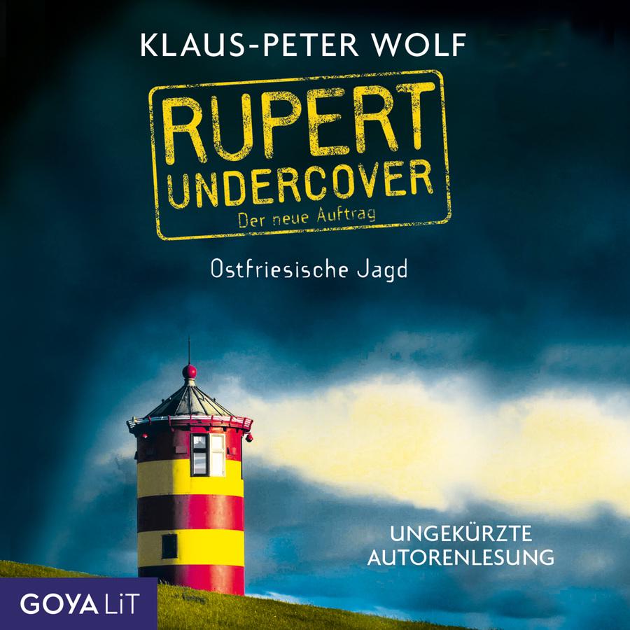 „Rupert Undercover – Der neue Auftrag: Ostfriesische Jagd“ von Klaus-Peter Wolf: Cover mit dunkelblauem Himmel. Oben stehen der Name „Klaus-Peter Wolf“, der Reihenname „Rupert Undercover“, der Zusatz „Der neue Auftrag“ sowie der Titel „Ostfriesische Jagd“. Rechts steht „Ungekürzte Autorenlesung“. Im unteren Bereich steht ein rot-gelb gestreifter Leuchtturm auf einem grünen Deich. Der Hintergrund zeigt dunkle Wolken über dem Horizont. Unten links befindet sich das Logo „GOYA LiT“.