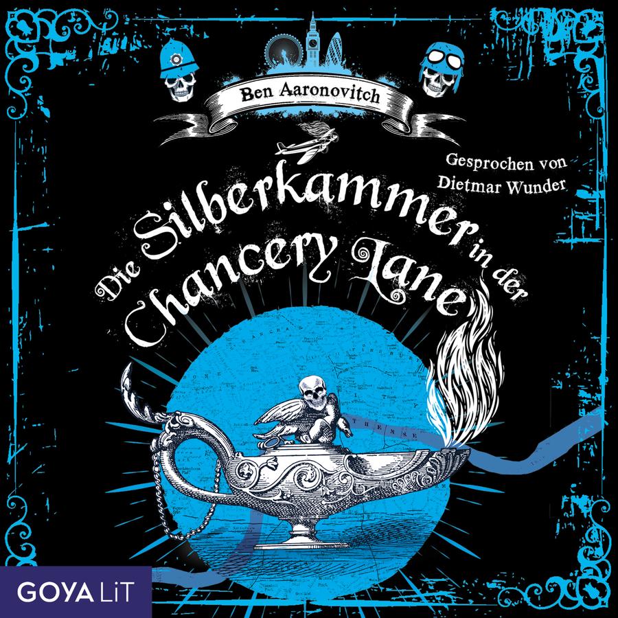 „Die Silberkammer in der Chancery Lane“ von Ben Aaronovitch: Cover in Schwarz-, Weiß- und Blautönen mit ornamentalem Rahmen. In der Mitte steht der Titel „Die Silberkammer in der Chancery Lane“ in geschwungener weißer Schrift. Darunter befindet sich eine große blaue Kreisfläche, die einen Kartenausschnitt zeigt. Vor dem Kreis steht eine reich verzierte Öllampe, aus deren Schnabel eine große weiße Flamme aufsteigt. Auf der Lampe sitzt eine geflügelte Figur mit Totenkopf. Oben befindet sich ein Banner mit dem Namen „Ben Aaronovitch“. Darüber sind die Silhouetten von Londoner Wahrzeichen zu sehen. Das Banner wird von zwei Totenköpfen flankiert – einer mit Polizeihelm, der andere mit Fliegerhaube und Schutzbrille. Unter dem Banner fliegt ein kleines Doppeldeckerflugzeug. Rechts steht „Gesprochen von Dietmar Wunder“. Der Rand des Covers ist mit blauen ornamentalen Verzierungen eingefasst. Unten links befindet sich das Logo „GoyaLiT“.