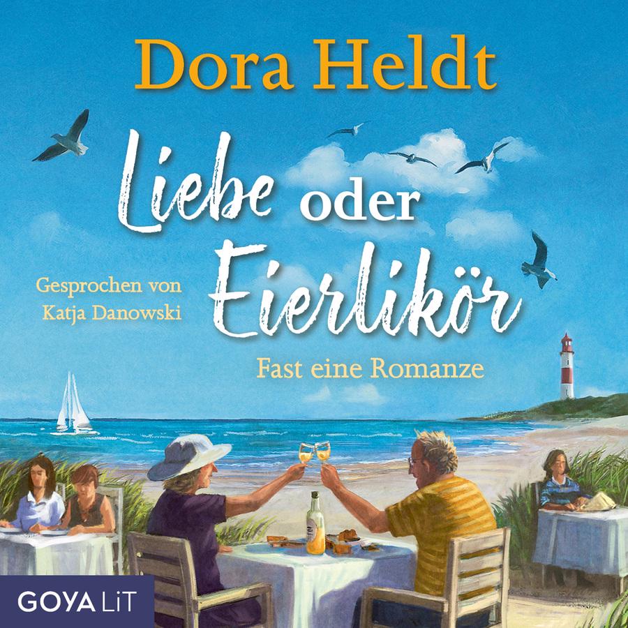 „Liebe oder Eierlikör – Fast eine Romanze“ von Dora Heldt: Illustriertes Cover mit einer sommerlichen Küstenszene. Im Vordergrund sitzen eine Frau mit weißem Sonnenhut und ein Mann im gelb gestreiften T-Shirt an einem runden Tisch im Freien und stoßen mit zwei Gläsern an. Auf dem Tisch stehen eine Flasche sowie Teller mit Gebäck. Links und rechts sitzen weitere Gäste an kleinen Tischen. Im Hintergrund sind ein Sandstrand, das Meer und ein Segelboot zu sehen. Rechts erhebt sich auf einer Düne ein rot-weiß gestreifter Leuchtturm. Über der Szene fliegen mehrere Möwen vor einem blauen Himmel mit weißen Wolken. Oben stehen der Name „Dora Heldt“ sowie der Titel „Liebe oder Eierlikör“, darunter der Untertitel „Fast eine Romanze“. Links steht „Gesprochen von Katja Danowski“. Unten links befindet sich das Logo „GOYALiT“.