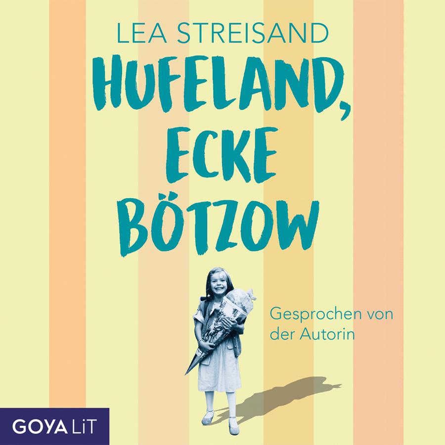 „Hufeland, Ecke Bötzow“ von Lea Streisand: Cover mit einem hellgelben Hintergrund, der von senkrechten Streifen in verschiedenen Gelb- und Orangetönen durchzogen ist. Im oberen Bereich stehen der Name „Lea Streisand“ sowie der Titel „Hufeland, Ecke Bötzow“ in großen türkisfarbenen Buchstaben. Im unteren Bildbereich steht ein schwarz-weißes Foto eines lächelnden kleinen Mädchens. Sie trägt ein Kleid und hält eine große Schultüte in den Armen. Rechts neben ihr steht der Hinweis „Gesprochen von der Autorin“. Hinter dem Mädchen fällt ein langer Schatten nach rechts. Unten links befindet sich das Logo „GOYALiT“.