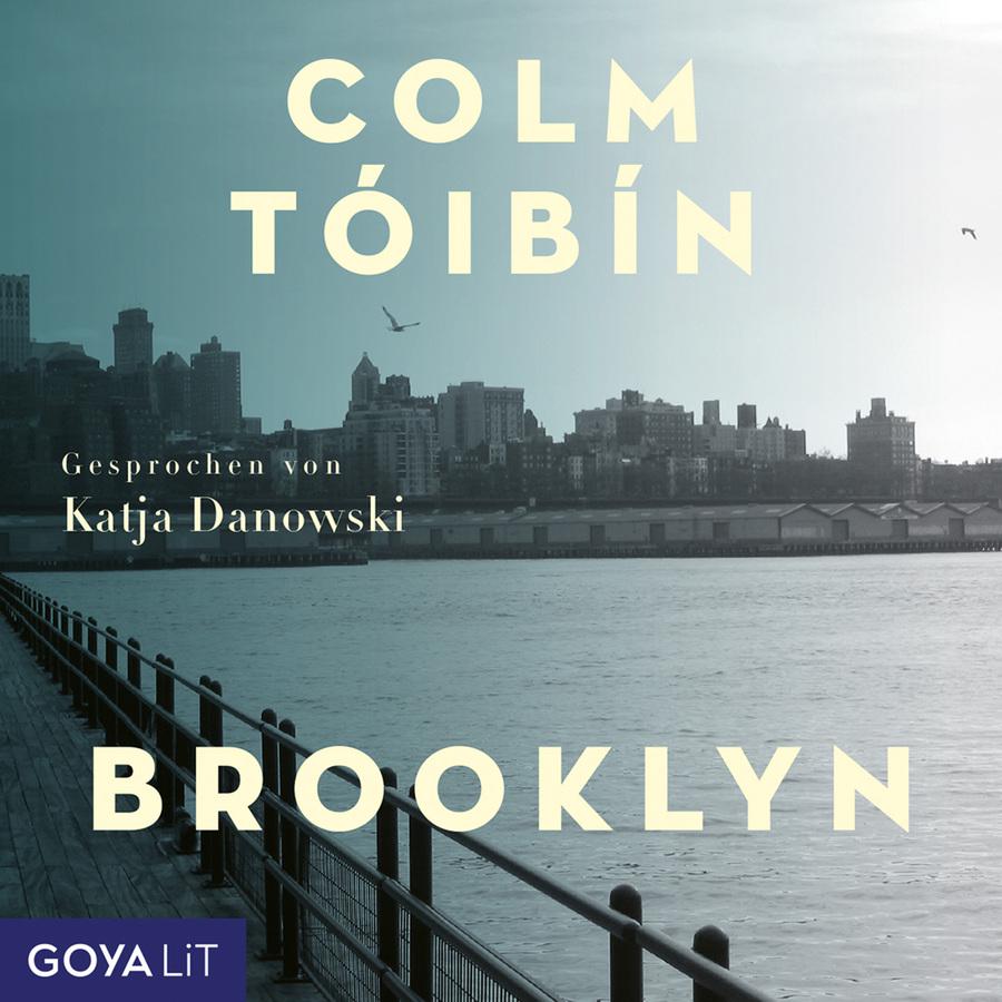 Auf dem Cover ist eine Stadtansicht von New York zu sehen, die von einer Brücke aus aufgenommen wurde. Im Vordergrund sieht man einen Fluss, im Hintergrund Wolkenkratzer. Über der ganzen Szenerie liegt ein Farbverlaufsfilter, der links grün-bläulich anfängt und nach rechts hin immer schwächer wird. Oben ist in einem hellen Gelb der Autor genannt, der Titel "Brooklyn" in der selben Farbe unten. "Gelesen von Katja Danowski" steht auch in hellem Gelb mittig im Bild auf den Wolkenkratzern.