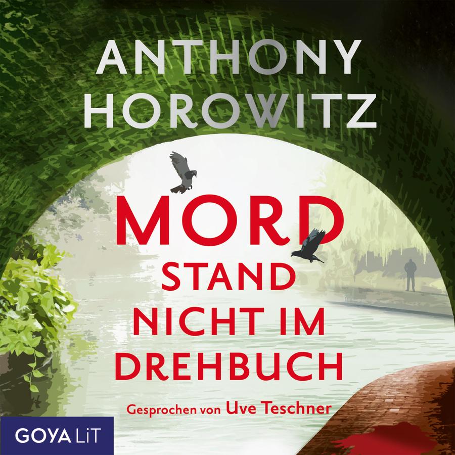 Illustratives Cover mit einer Szene unter einer grünen Brücke, die den oberen Bildrand bogenförmig einfasst. Im Hintergrund ist ein Kanal oder Fluss zu sehen, an dessen rechtem Ufer ein Weg verläuft, auf dem eine einzelne Person in der Ferne steht; links sind Pflanzen und Uferbewuchs dargestellt. Im oberen Bereich steht in großer, heller Schrift der Name „Anthony Horowitz“. Mittig steht in großer roter Schrift der Titel „Mord stand nicht im Drehbuch“, auf mehrere Zeilen verteilt. Zwei schwarze Vögel fliegen über dem Wasser. Unten steht in kleiner roter Schrift „Gesprochen von Uve Teschner“. Im unteren rechten Bereich ist auf dem Weg ein roter Blutfleck zu sehen.