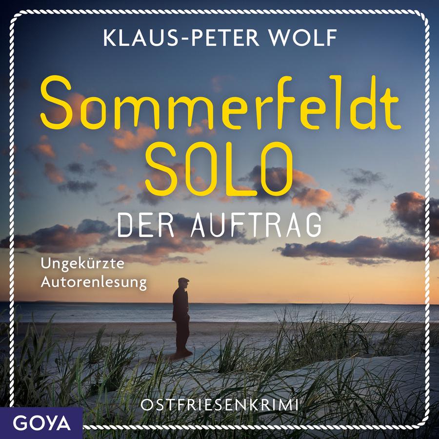 „Sommerfeldt Solo – Der Auftrag“ von Klaus-Peter Wolf: Fotografisches Cover mit einer Strandlandschaft bei Sonnenaufgang; im Vordergrund Dünengras, dahinter Strand und Meer unter einem Himmel mit verstreuten Wolken. In der Mitte steht eine einzelne Person als dunkle Silhouette und blickt aufs Wasser. Oben steht der Autorname „Klaus-Peter Wolf“, mittig in großer gelber Schrift der Titel „Sommerfeldt Solo“, darunter „Der Auftrag“. Links steht „Ungekürzte Autorenlesung“, unten „Ostfriesenkrimi“. Unten links befindet sich das Logo „GOYA“.