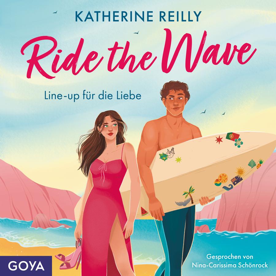 „Ride the Wave – Line-up für die Liebe“ von Katherine Reilly: Illustriertes Cover mit Strandszene; im Vordergrund stehen eine Frau in einem pinken Kleid und ein oberkörperfreier Mann mit Surfbrett. Das Surfbrett ist mit bunten Stickern verziert. Im Hintergrund sind Meer, Wellen und rosafarbene Felsen zu sehen. Oben stehen Autorinnenname und Titel, unten rechts „Gesprochen von Nina-Carissima Schönrock“, unten links das Logo „GOYA“.