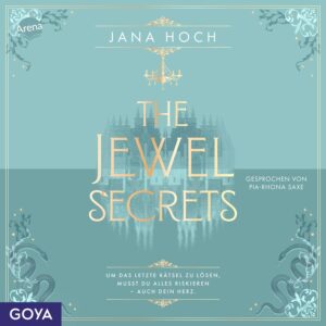„The Jewel Secrets“ von Jana Hoch: Cover in hellen Blaugrün- und Goldtönen mit ornamentalem Rahmen. In der Mitte steht der Titel „The Jewel Secrets“ in großen goldfarbenen Buchstaben. Hinter dem Titel ist die schemenhafte Darstellung eines großen Schlosses zu erkennen. Oberhalb des Titels hängt ein stilisierter Kronleuchter. Oben steht der Name „Jana Hoch“, rechts „Gesprochen von Pia-Rhona Saxe“. In den unteren Ecken des Covers sind zwei geschwungene Schlangen dargestellt, die Teil der dekorativen Rahmengestaltung sind. Unter dem Titel steht der Satz: „Um das letzte Rätsel zu lösen, musst du alles riskieren – auch dein Herz.“ Oben links befindet sich das Logo „Arena“, unten links das Logo „GOYA“.