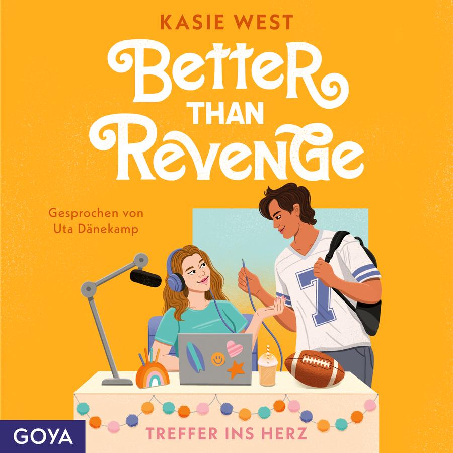 „Better Than Revenge – Treffer ins Herz“ von Kasie West: Illustriertes Cover mit gelbem Hintergrund. Im unteren Bildbereich sitzt eine junge Frau mit Kopfhörern vor einem Laptop, neben ihr steht ein junger Mann mit Rucksack und Footballtrikot. Der Mann hält ihr ein Mikrofonkabel entgegen, während sie zu ihm aufblickt. Auf dem Tisch liegen ein Football, ein Getränk und ein Stiftehalter, davor hängt eine bunte Lichterkette. Oben stehen Autorinnenname und Titel in großer weißer Schrift. Links steht „Gesprochen von Uta Dänekamp“, unten links das Logo „GOYA“.