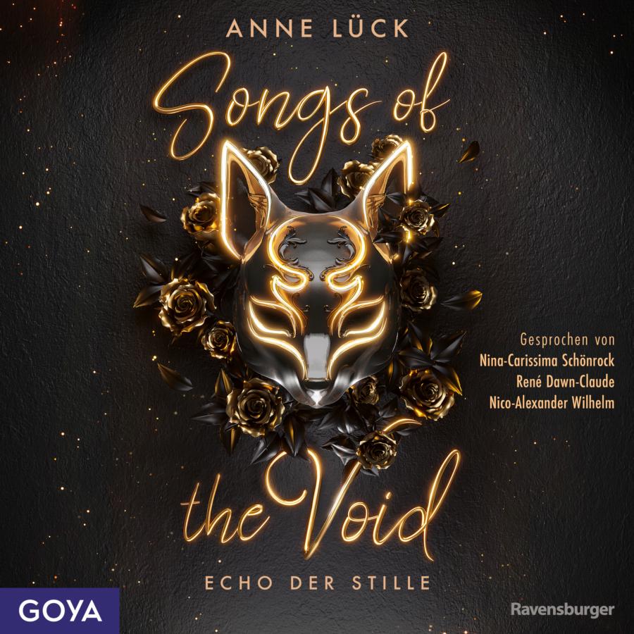 „Songs of the Void – Echo der Stille“ von Anne Lück: Cover mit schwarzem, leicht strukturiertem Hintergrund. Oben steht der Name „Anne Lück“, mittig der Reihenname „Songs of the Void“ sowie unten der Titel „Echo der Stille“. Im Zentrum befindet sich eine schwarze, stilisierte Fuchsmaske mit leuchtenden goldenen Verzierungen, umgeben von dunklen Rosen und Blättern. Kleine goldene Lichtpunkte sind über das Cover verteilt. Rechts steht „Gesprochen von Nina-Carissima Schönrock, René Dawn-Claude, Nico-Alexander Wilhelm“. Unten links befindet sich das Logo „GOYA“, unten rechts das Logo „Ravensburger“.